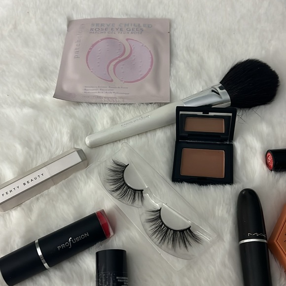Makeup and skincare bundle - Picture 4 of 8